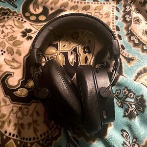 Large headphones with great volume for listening to music anytime!